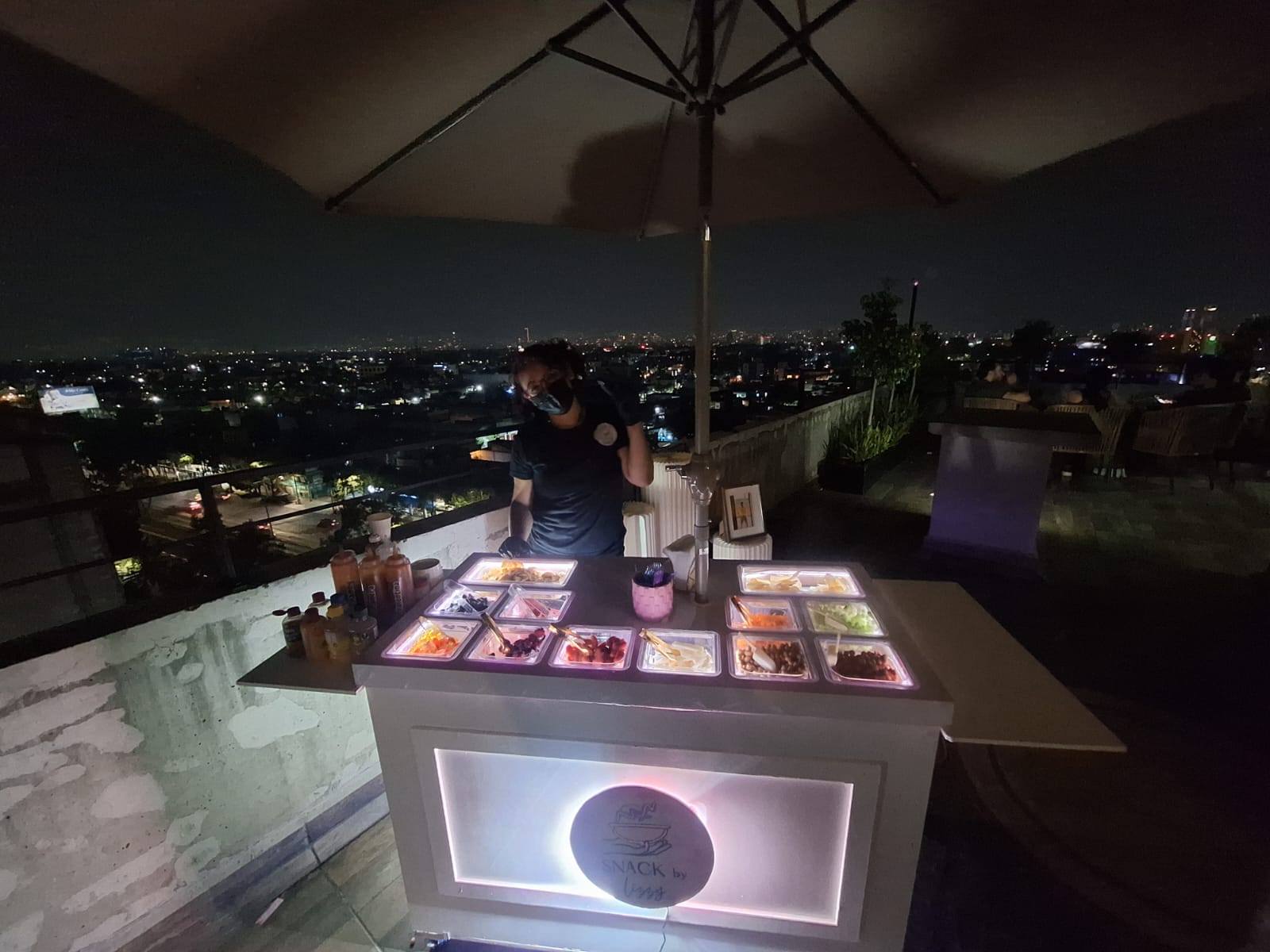 Barra iluminada en evento nocturno